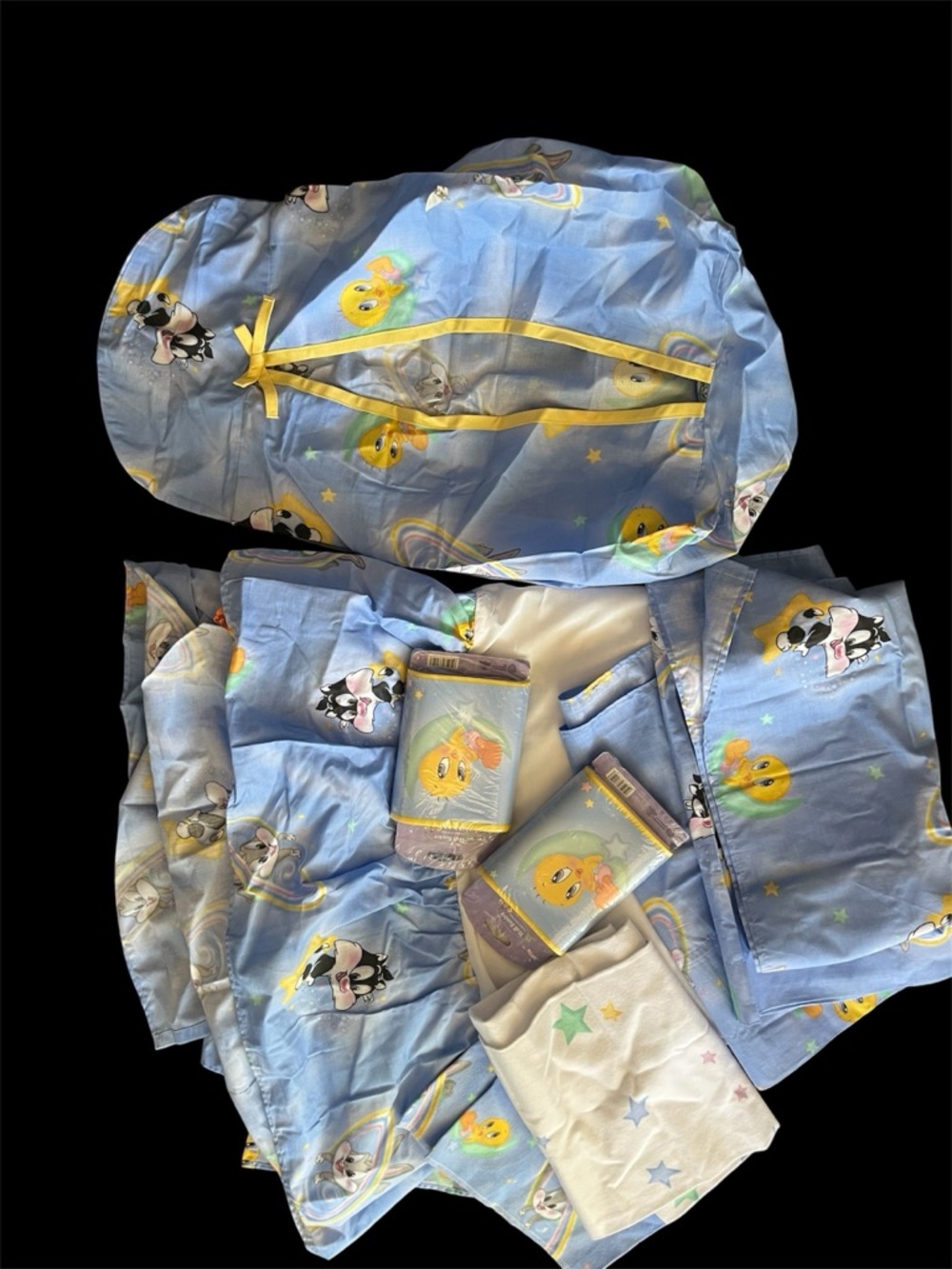 vintage Looney Tunes baby bedding set featuring cartoon characters.